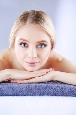 Bir masaj masanın üzerinde yatan, rahatlatıcı bir genç kadın. Kadın. Spa Salonu