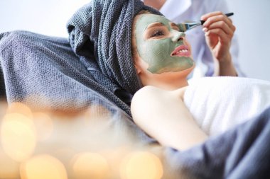 Spa yalan maskesi, sahip güzel bir kadın. Kadın. Spa Salonu