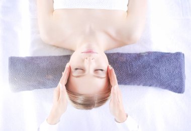 Masaj masasında uzanmış gözleri kapalı rahatlayan genç bir kadın. - Kadın. Spa salonu