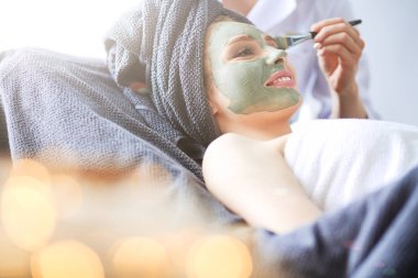 Spa yalan maskesi, sahip güzel bir kadın. Kadın. Spa Salonu