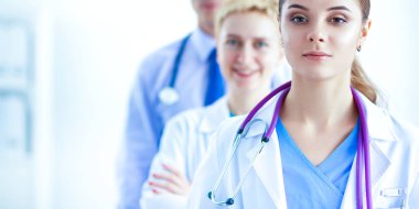 Tıp grubunun önünde çekici bir kadın doktor.