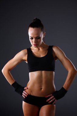 gri arka plan üzerinde duran kas genç kadın