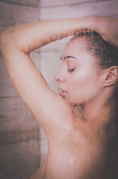 Jovem mulher bonita sob o chuveiro no banheiro . — Fotografia de Stock