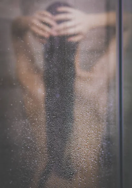 Junge schöne Frau unter der Dusche im Badezimmer. — Stockfoto