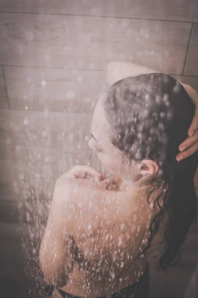 Joven mujer hermosa bajo la ducha en el baño . —  Fotos de Stock