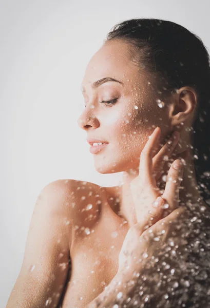 Joven mujer hermosa bajo la ducha en el baño . — Foto de Stock