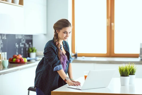 Belle jeune femme médecin souriante assise au bureau et écrivant. — Photo