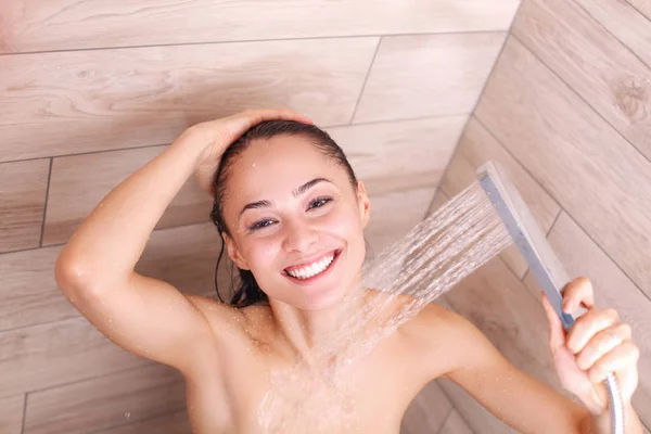 Tineri femeie frumoasă sub duș în baie . — Fotografie, imagine de stoc