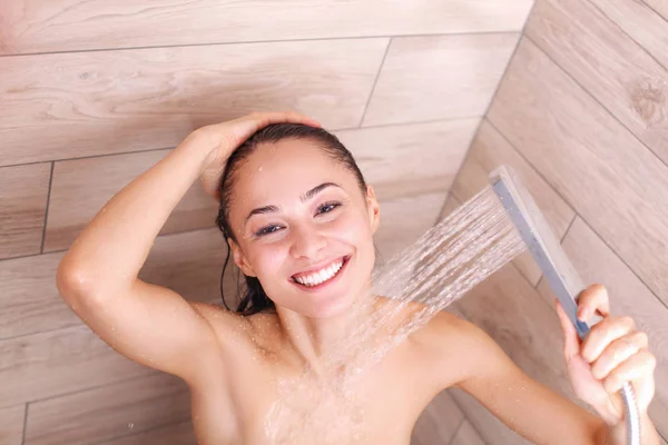 Jonge beautyful vrouw onder de douche in de badkamer. — Stockfoto