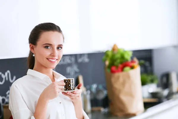 Jovem mulher planejando despesas e pagando contas em sua cozinha . — Fotografia de Stock