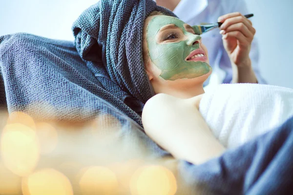 Spa yalan maskesi, sahip güzel bir kadın. Kadın. Spa Salonu