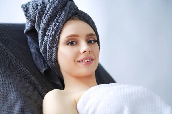 Jovem deitada em uma mesa de massagem, relaxante. Mulher. Salão de Spa — Fotografia de Stock