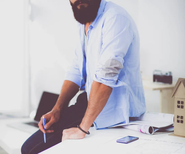 Portrait de designer masculin en chapeau avec des plans au bureau — Photo