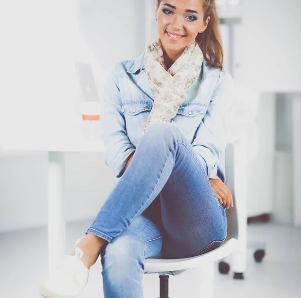 Çekici genç bir kadın ofiste masa yanında ayakta — Stok fotoğraf