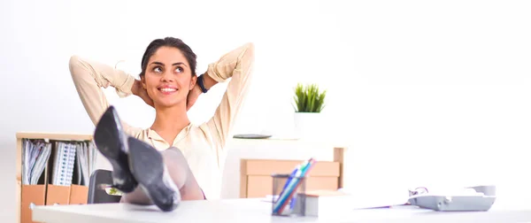 Zakelijke vrouw ontspannen met handen achter haar hoofd en zitten op een bureaustoel — Stockfoto