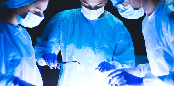 Teamchirurg aan het werk in de operatiekamer. — Stockfoto