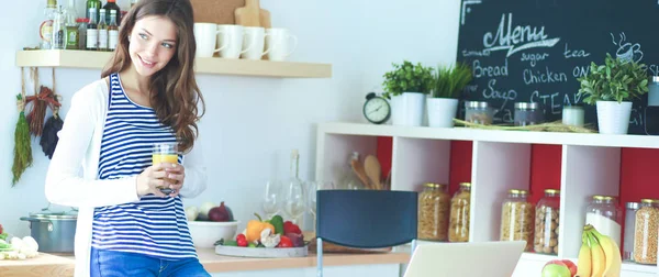 Porträtt av en vacker kvinna som håller glas med välsmakande juice — Stockfoto