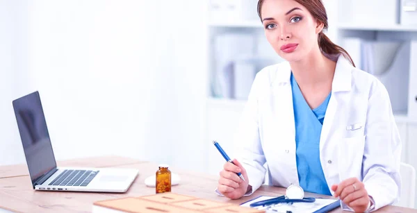 Porträt einer jungen Ärztin mit weißem Mantel im Krankenhaus — Stockfoto