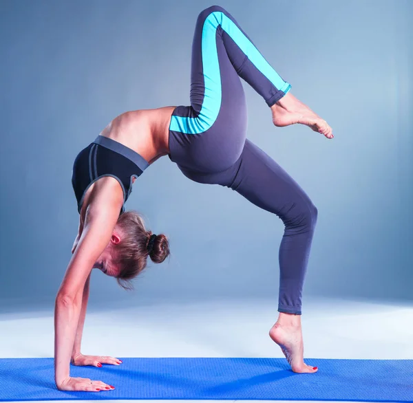 Portret van sport meisje doen yoga stretching oefening — Stockfoto