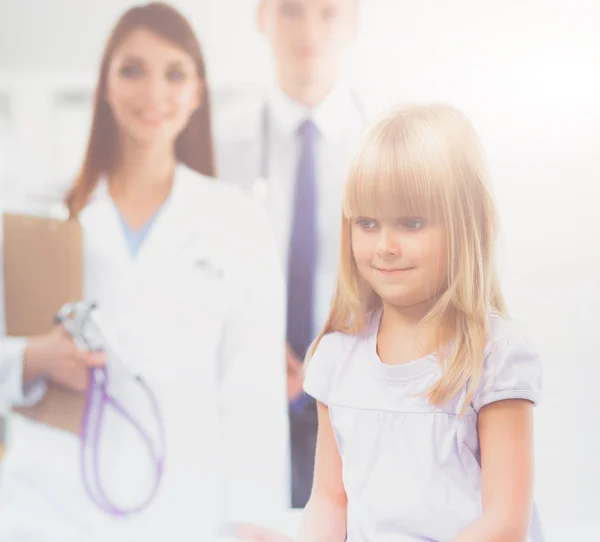 Médico femenino examinando a un niño con estetoscopio en cirugía — Foto de Stock