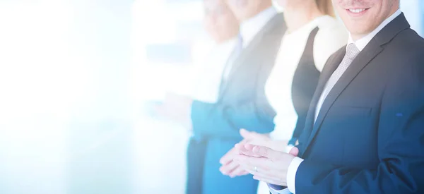 Des gens d'affaires souriants applaudissant une bonne présentation au bureau — Photo