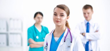 Tıp grubunun önünde çekici bir kadın doktor.