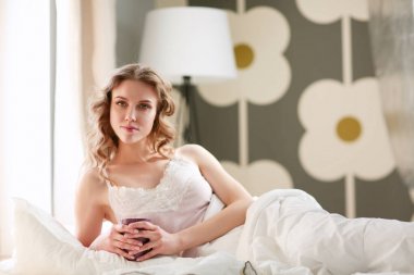 Genç kadın yatakta yatan ise kahve veya çay içme.