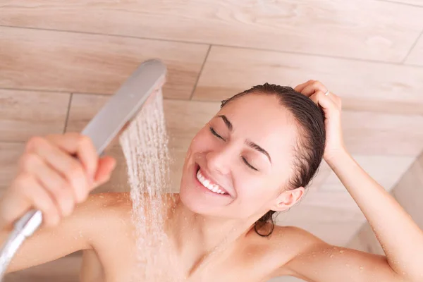 Jonge beautyful vrouw onder de douche in de badkamer. — Stockfoto