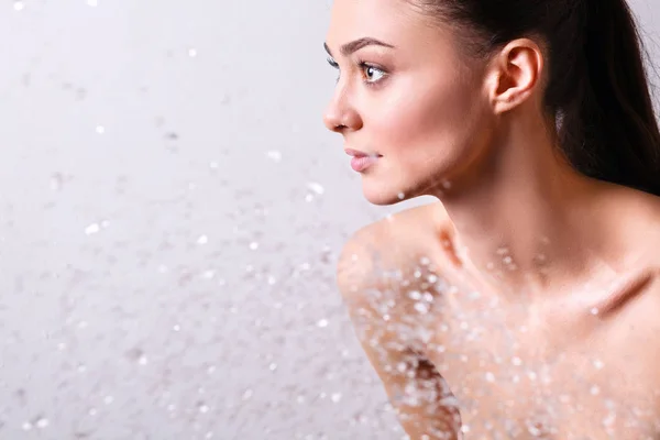 Young beautyful woman under shower in bathroom. — Stock Photo, Image