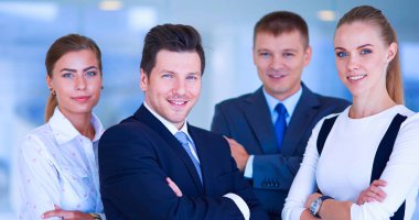 Başarılı iş takım ayakta Office gülümseyen