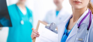 Tıp grubunun önünde çekici bir kadın doktor.