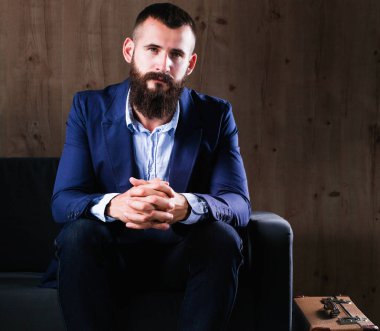 koyu arka plan üzerinde izole sofa ofis lobisinde oturan işadamı