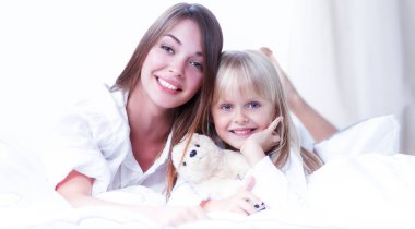 kadın ve genç kız yalan Oda gülümseyerek