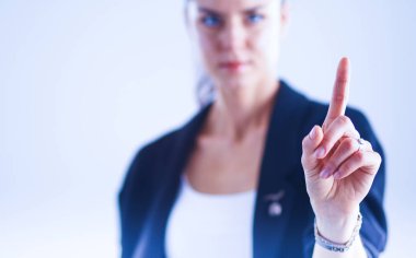 Kadın parmaklarıyla hayali bir ekrana dokunuyor.