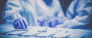 Takım cerrahı ameliyatta.