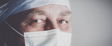 Takım cerrahı ameliyatta.