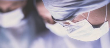 Takım cerrahı ameliyatta.