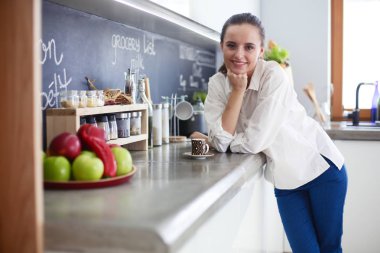 mutfak arka planı duran genç bir kadın portresi.