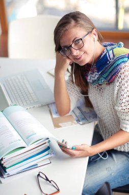 Kadın Üniversitesi'nde cep telefonu kullanımı. Öğrenci. Üniversitesi