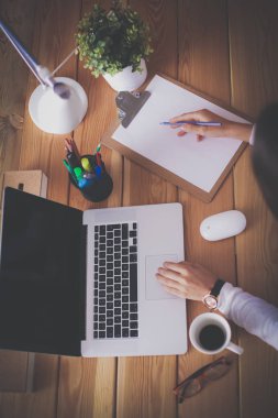 Masada oturan genç bir kadın..