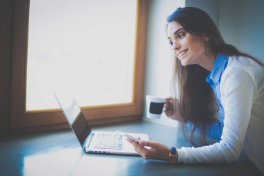 Resepsiyon yakınındaki genç kadın ayakta. Kadın mutfakta. Çalışma alanı