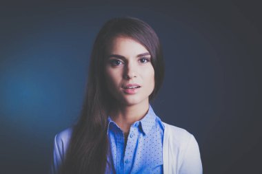 Esmer arka planda bir iş kadınının portresi. Gülümseyen kadın. Bir kadın portresi