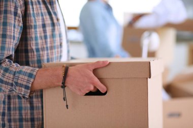 Karton açma çift yeni evlerinde kutuları. Genç Çift.