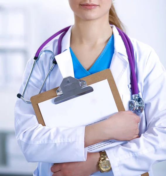 Ärztin steht mit Ordner im Krankenhaus — Stockfoto