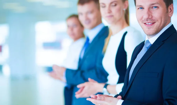 Gente de negocios sonrientes aplaudiendo una buena presentación en la oficina — Foto de Stock