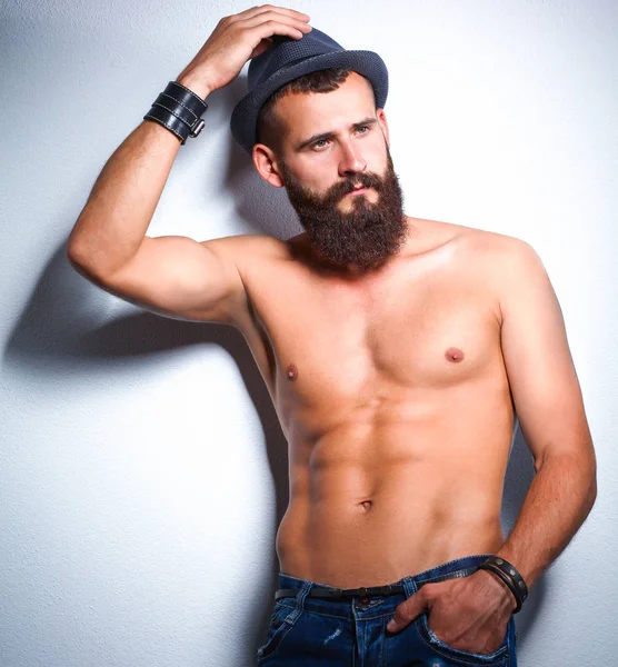 Ayakta, gri arka plan üzerinde izole yakışıklı adam portresi