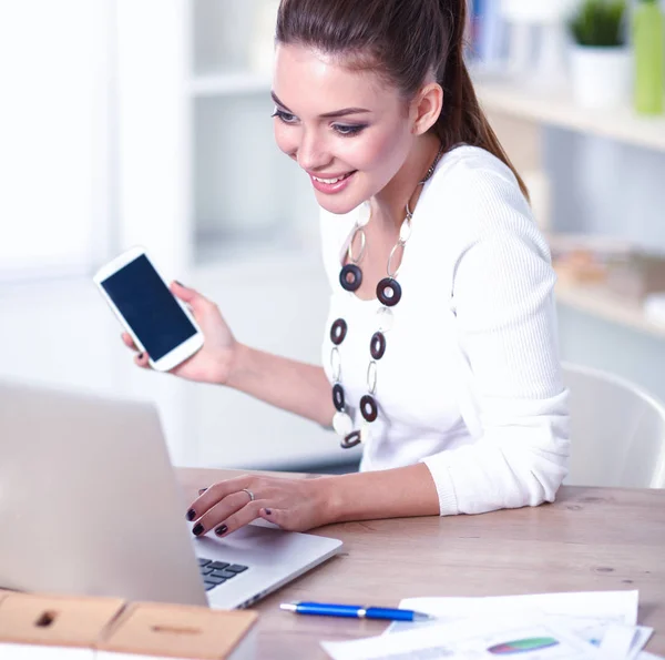 Ung affärskvinna sitter och pratar i telefon — Stockfoto