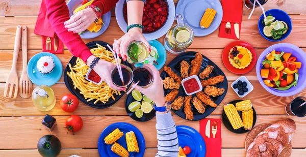 Yemek masasında içki içen insanlar.