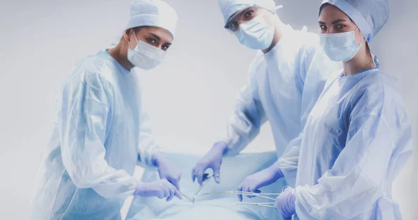 Teamchirurg aan het werk in de operatiekamer. — Stockfoto