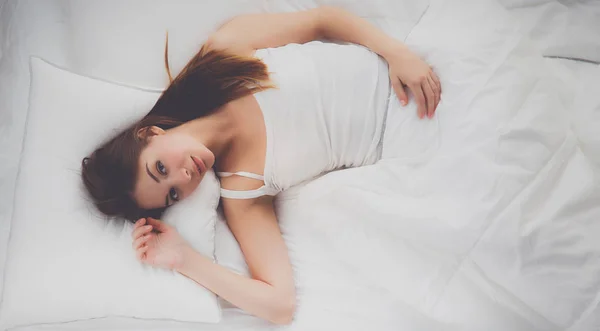 Gyönyörű lány feküdt a hálószobában, a kora reggeli órákban — Stock Fotó